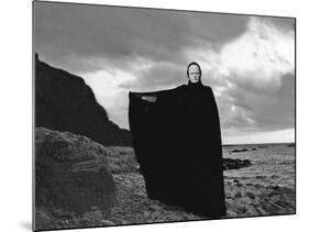 Le Septieme Sceau THE SEVENTH SEAL by Ingmar Bergman with Ekerot, 1957, death (b/w photo)-null-Mounted Photo