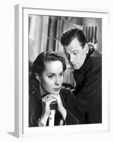 Le Troisieme Homme THE THIRD MAN by Carol Reed with Alida Valli and Joseph Cotten, 1949 (b/w photo)-null-Framed Photo