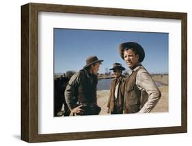 Le Vent by la Plaine THE UNFORGIVEN by JohnHuston with Doug McClure, Audie Murphy and Burt Lancaste-null-Framed Photo