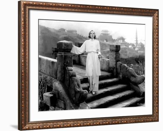 Le Voile des illusions THE PAINTED VEIL by Richard Boleslawski with Greta Garbo, 1934 (b/w photo)-null-Framed Photo