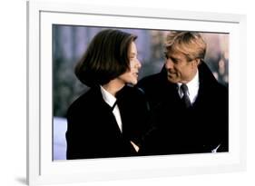 LEGAL EAGLES, 1986 directed by IVAN REITMAN Debra Winger and Robert Redford (photo)-null-Framed Photo