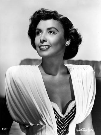 https://imgc.allpostersimages.com/img/posters/lena-horne-in-white-dress-in-black-and-white-outfit_u-L-Q118H050.jpg?artPerspective=n