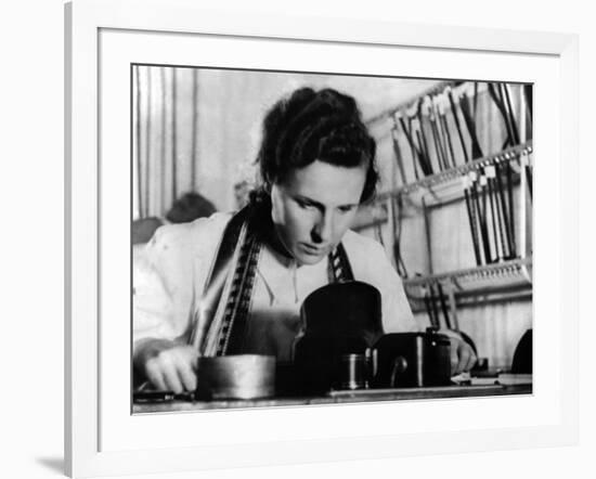 Leni Riefenstahl (b/w photo)-null-Framed Photo