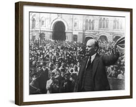 Lenin Addressing a Crowd in Red Square, Moscow, Russian Revolution, October 1917-null-Framed Giclee Print