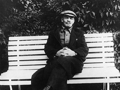 https://imgc.allpostersimages.com/img/posters/lenin-sits-on-a-bench_u-L-Q107C0P0.jpg?artPerspective=n
