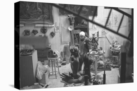 Leon Underwood in his studio with 'Phoenix for Europe', 1969-null-Stretched Canvas