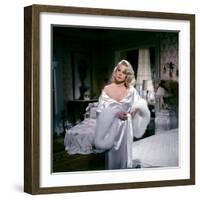 Les Ambitieux THE CARPETBAGGERS by Edward Dmytryk with Carroll Baker, 1964 Baker (photo)-null-Framed Photo