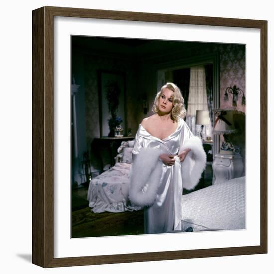 Les Ambitieux THE CARPETBAGGERS by Edward Dmytryk with Carroll Baker, 1964 Baker (photo)-null-Framed Photo