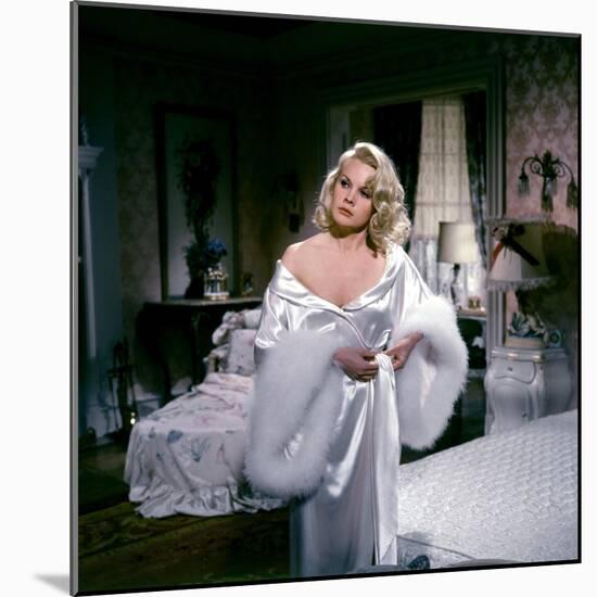 Les Ambitieux THE CARPETBAGGERS by Edward Dmytryk with Carroll Baker, 1964 Baker (photo)-null-Mounted Photo