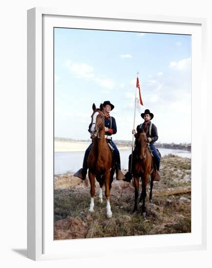 Les Cavaliers THE HORSE SOLDIERS by John Ford with John Wayne, 1959 (photo)-null-Framed Photo