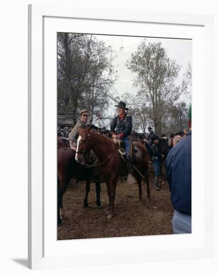 Les Cavaliers THE HORSE SOLDIERS by John Ford with John Wayne, 1959 (photo)-null-Framed Photo