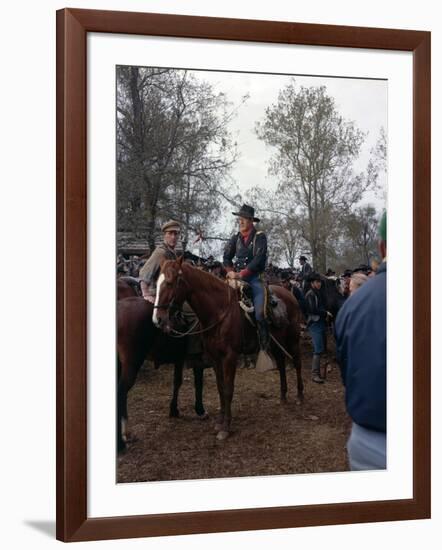 Les Cavaliers THE HORSE SOLDIERS by John Ford with John Wayne, 1959 (photo)-null-Framed Photo