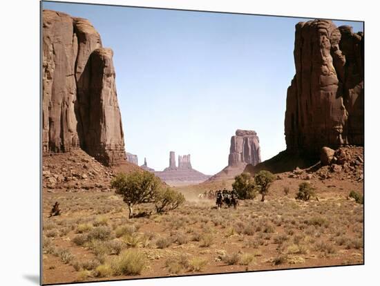 Les Cheyennes CHEYENNE AUTUMN by JohnFord, 1964 (photo)-null-Mounted Photo