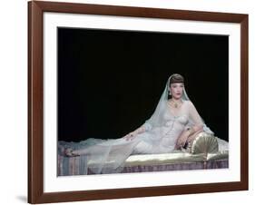 Les Dix Commandements THE TEN COMMANDMENTS by CecilBDeMille with Anne Baxtern, 1956 (photo)-null-Framed Photo