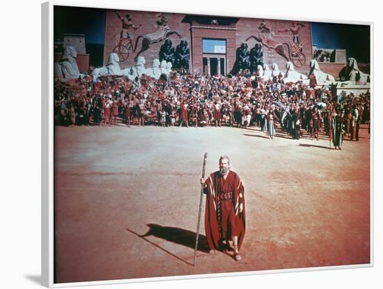 Les Dix Commandements THE TEN COMMANDMENTS by CecilBDeMille with Charlton Heston, 1956 (photo)-null-Framed Photo