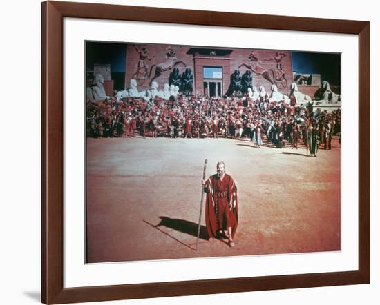 Les Dix Commandements THE TEN COMMANDMENTS by CecilBDeMille with Charlton Heston, 1956 (photo)-null-Framed Photo