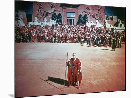 Les Dix Commandements THE TEN COMMANDMENTS by CecilBDeMille with Charlton Heston, 1956 (photo)-null-Mounted Photo