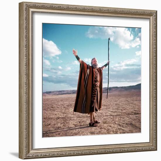 Les Dix Commandements THE TEN COMMANDMENTS by CecilBDeMille with Charlton Heston, 1956 (photo)-null-Framed Photo