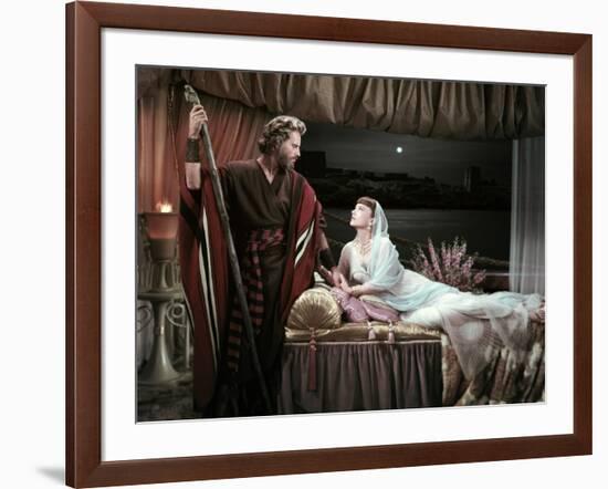 Les Dix Commandements THE TEN COMMANDMENTS by CecilBDeMille with Charlton Heston and Anne Baxter, 1-null-Framed Photo