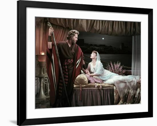 Les Dix Commandements THE TEN COMMANDMENTS by CecilBDeMille with Charlton Heston and Anne Baxter, 1-null-Framed Photo