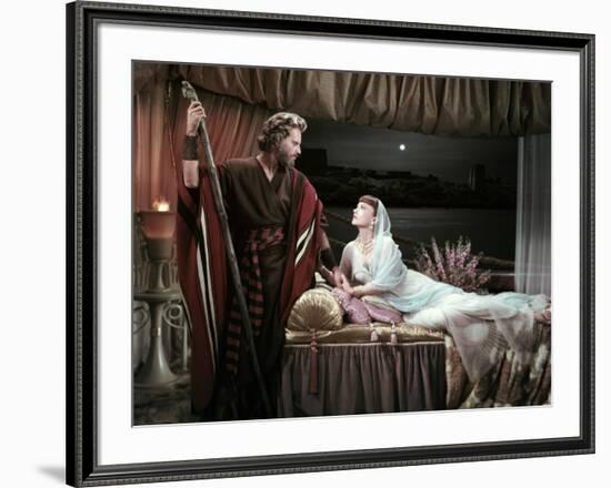 Les Dix Commandements THE TEN COMMANDMENTS by CecilBDeMille with Charlton Heston and Anne Baxter, 1-null-Framed Photo