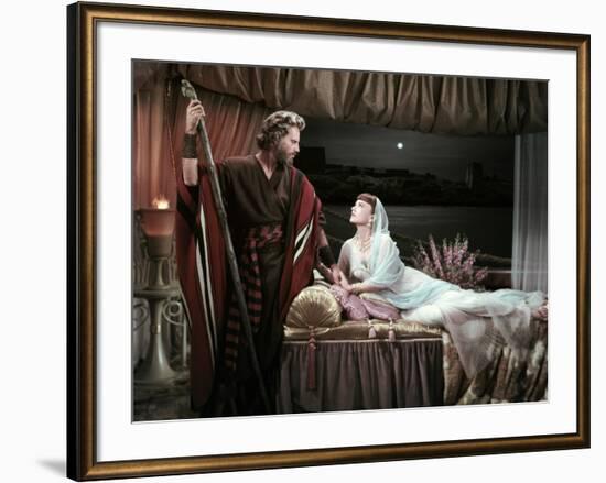 Les Dix Commandements THE TEN COMMANDMENTS by CecilBDeMille with Charlton Heston and Anne Baxter, 1-null-Framed Photo