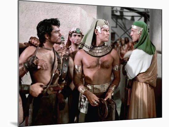 Les Dix Commandements THE TEN COMMANDMENTS by CecilBDeMille with John Derek, Charlton Heston and Vi-null-Mounted Photo