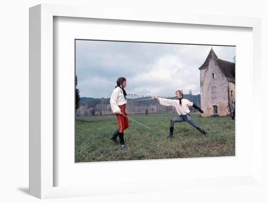 Les Duellistes THE DUELLISTS by RidleyScott with Harvey Keitel and Keith Carradine, 1977 (photo)-null-Framed Photo