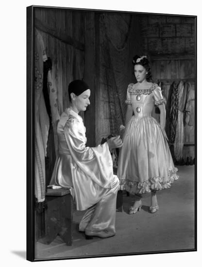 LES ENFANTS DU PARADIS directed by MarcelCarne with Jean-Louis Barrault and Maria Casares, 1944 (b/-null-Framed Photo