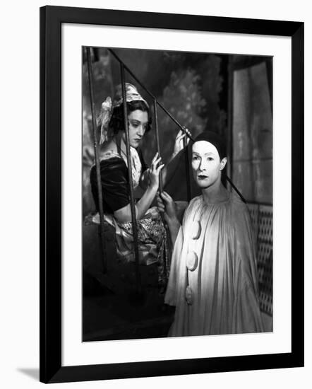 LES ENFANTS DU PARADIS directed by MarcelCarne with Maria Casares and Jean-Louis Barrault, 1944 (b/-null-Framed Photo