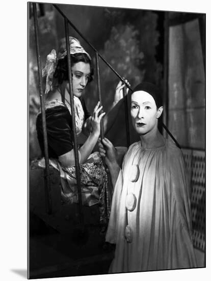 LES ENFANTS DU PARADIS directed by MarcelCarne with Maria Casares and Jean-Louis Barrault, 1944 (b/-null-Mounted Photo