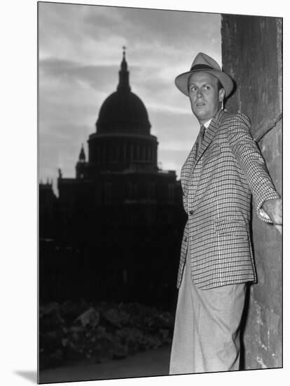 Les Forbans by la nuit Night and the City by Jules Dassin with Richard Widmark, 1950 (b/w photo)-null-Mounted Photo