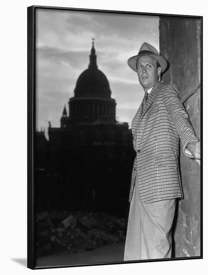 Les Forbans by la nuit Night and the City by Jules Dassin with Richard Widmark, 1950 (b/w photo)-null-Framed Photo