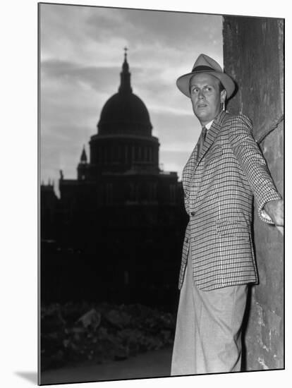 Les Forbans by la nuit Night and the City by Jules Dassin with Richard Widmark, 1950 (b/w photo)-null-Mounted Photo