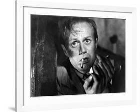 Les Forbans by la nuit Night and the City by JulesDassin with Richard Widmark, 1950 (b/w photo)-null-Framed Photo