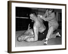 Les Forbans by la nuit Night and the City by JulesDassin with Richard Widmark, 1950 (b/w photo)-null-Framed Photo