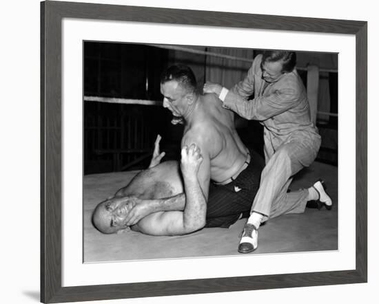 Les Forbans by la nuit Night and the City by JulesDassin with Richard Widmark, 1950 (b/w photo)-null-Framed Photo