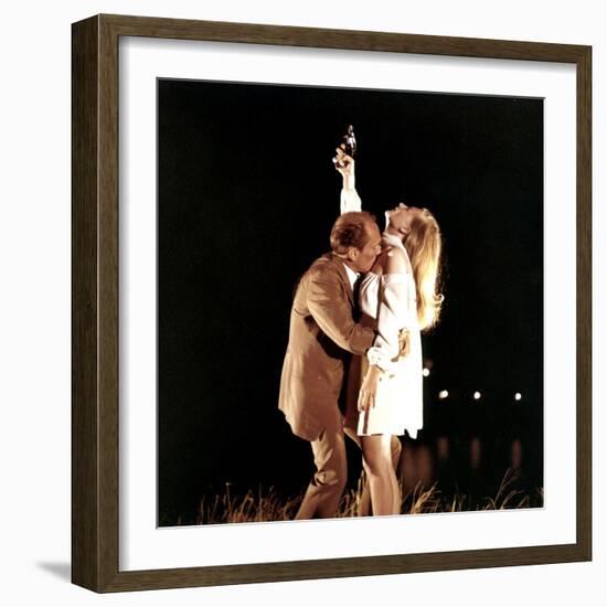 Les Gens by la pluie THE RAIN PEOPLE by Francis Ford Coppola with Shirley Knight and Robert Duvall,-null-Framed Photo