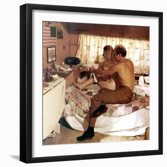 Les Gens by la pluie THE RAIN PEOPLE by Francis Ford Coppola with Shirley Knight and Robert Duvall,-null-Framed Photo