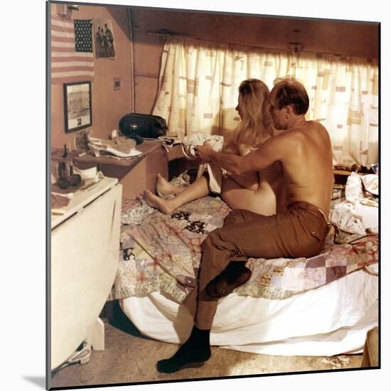 Les Gens by la pluie THE RAIN PEOPLE by Francis Ford Coppola with Shirley Knight and Robert Duvall,-null-Mounted Photo