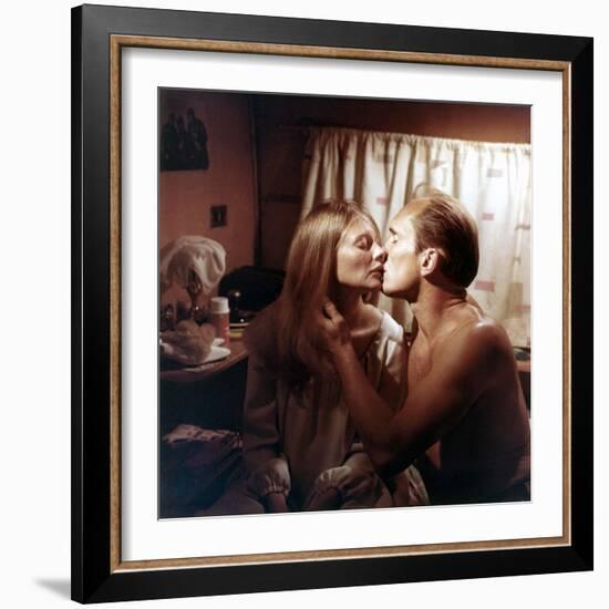 Les Gens by la pluie THE RAIN PEOPLE by Francis Ford Coppola with Shirley Knight and Robert Duvall,-null-Framed Photo