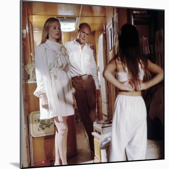 Les Gens by la pluie THE RAIN PEOPLE by Francis Ford Coppola with Shirley Knight, Robert Duvall and-null-Mounted Photo