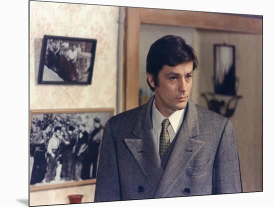 Les granges brulees The Burned Barns by Jean Chapot with Alain Delon, 1973 (photo)-null-Mounted Photo