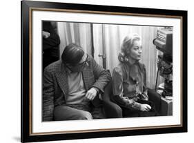 LES INNOCENTS AUX MAINS SALES, 1974 directed by CLAUDE CHABROL On the set, Claude Chabrol and Romy -null-Framed Photo