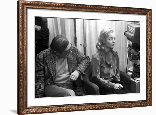 LES INNOCENTS AUX MAINS SALES, 1974 directed by CLAUDE CHABROL On the set, Claude Chabrol and Romy -null-Framed Photo