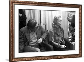 LES INNOCENTS AUX MAINS SALES, 1974 directed by CLAUDE CHABROL On the set, Claude Chabrol and Romy -null-Framed Photo