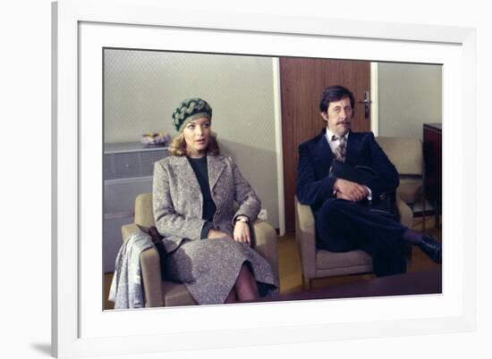 LES INNOCENTS AUX MAINS SALES, 1974 directed by CLAUDE CHABROL Romy Schneider and Jean Rochefort (p-null-Framed Photo