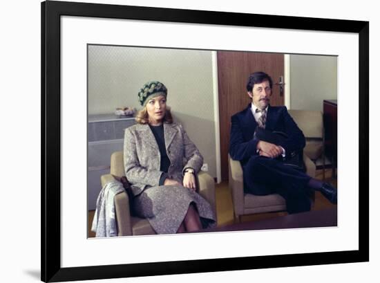 LES INNOCENTS AUX MAINS SALES, 1974 directed by CLAUDE CHABROL Romy Schneider and Jean Rochefort (p-null-Framed Photo