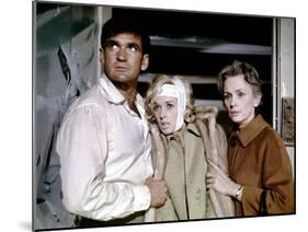 Les Oiseaux BIRDS d'AlfredHitchcock with Rod Taylor, Tippi Hedren, Jessica Tandy, 1963 (photo)-null-Mounted Photo