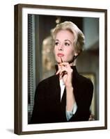 Les Oiseaux THE BIRDS d'Alfred Hitchcock with Tippi Hedren, 1963 (photo)-null-Framed Photo